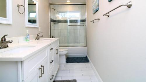 Un baño con lavabo, inodoro y ducha. en Coastal Sanctuary, en West Cape May