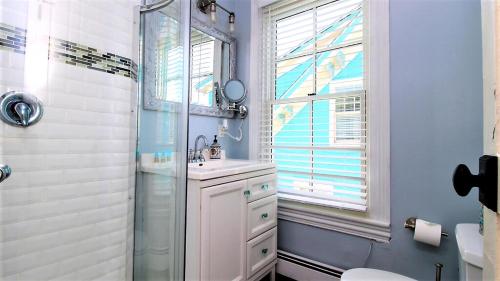 Un baño con ducha, lavabo y espejo. en 817 Stockton Avenue, Apt 3, en Cape May