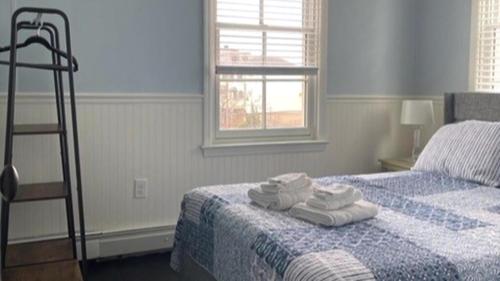 Un dormitorio con una cama con toallas. en 817 Stockton Avenue, Apt 2, en Cape May