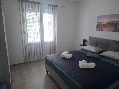 Apartments with parking space Palit, Rab - 24800