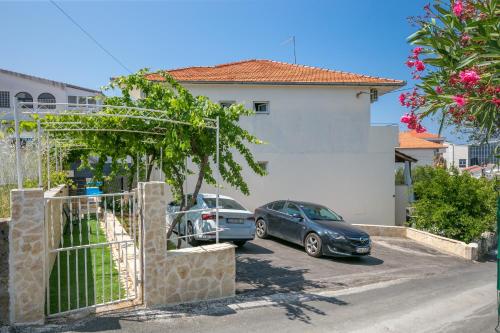 Apartments with parking space Okrug Gornji, Ciovo - 23007