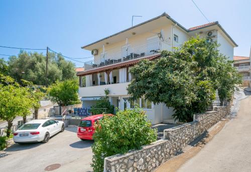 Apartments with parking spaces Okrug Gornji, Ciovo - 23007