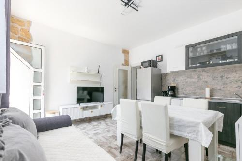 Apartments with parking space Okrug Gornji, Ciovo - 23007