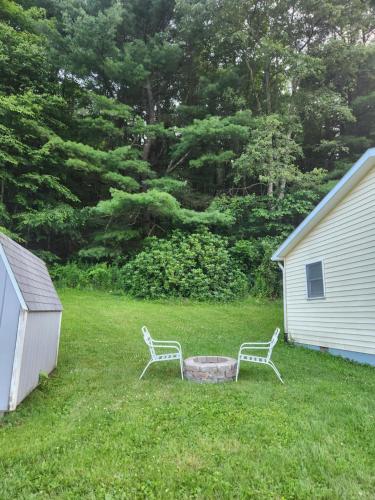Κήπος έξω από το 2BR in Peaceful Country Near Ithaca