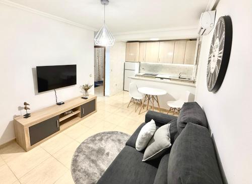 a living room with a couch and a kitchen at Pretty Bungalow Apartments in Polop