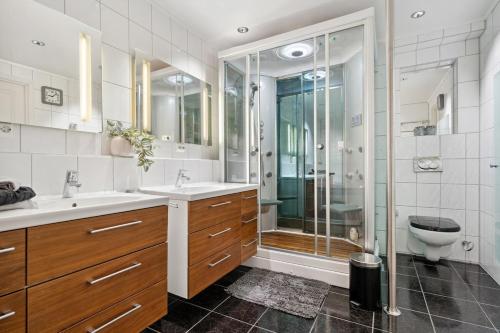 特罗姆瑟Large apartment for max 13pax Tromsø的带两个水槽和淋浴的浴室