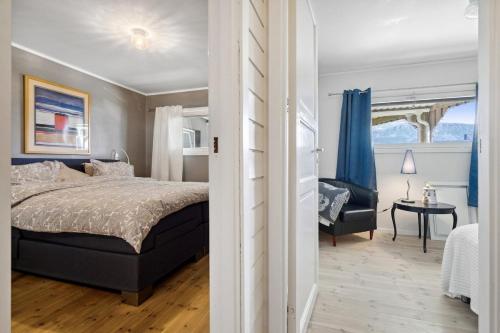 特罗姆瑟Large apartment for max 13pax Tromsø的一间卧室，里面有一张床、一张桌子和一把椅子