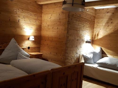 Postel nebo postele na pokoji v ubytování Cowshed with private sauna