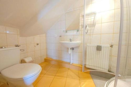 Ένα μπάνιο στο Double room with garden view, Lubin