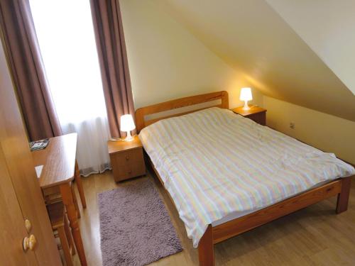 Ένα ή περισσότερα κρεβάτια σε δωμάτιο στο Double room with a view of Lake Wicko, Lubin