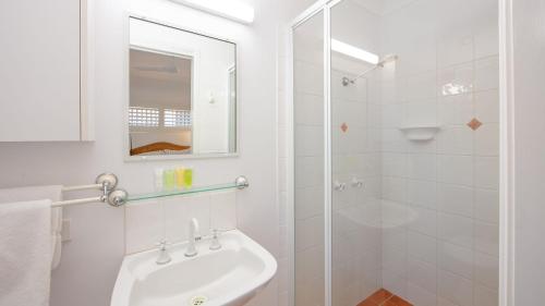 扬巴Avalon 2的带水槽和淋浴的白色浴室