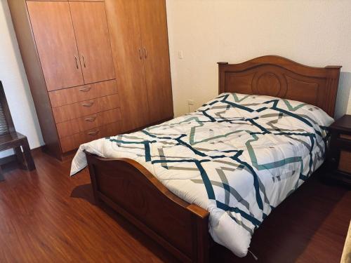 Postel nebo postele na pokoji v ubytování Deluxe Cumbaya Suite