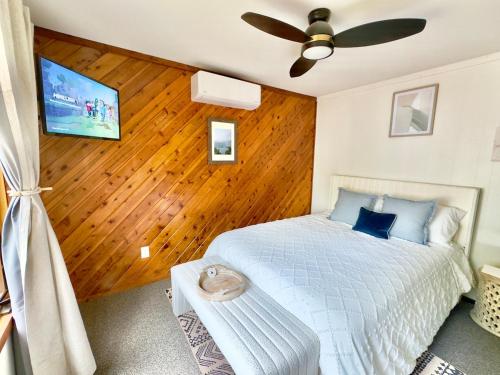 a bedroom with a bed and a ceiling fan at Italy Inspired Lakeview Chalet with Hot Tub in Lake Harmony