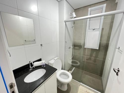 Un baño con inodoro, lavabo y ducha. en LK Centro 9, en Belo Horizonte