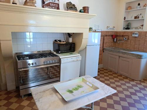 une cuisine avec une cuisinière et un réfrigérateur dans l'établissement House near Lac de Madine with Historic Charm, à Lahayville