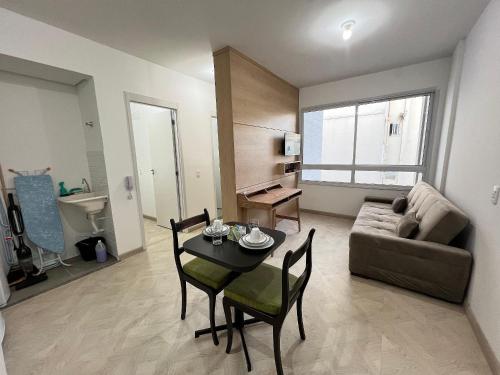 un salon avec un canapé, une table et des chaises dans l'établissement LK Centro 8, à Belo Horizonte
