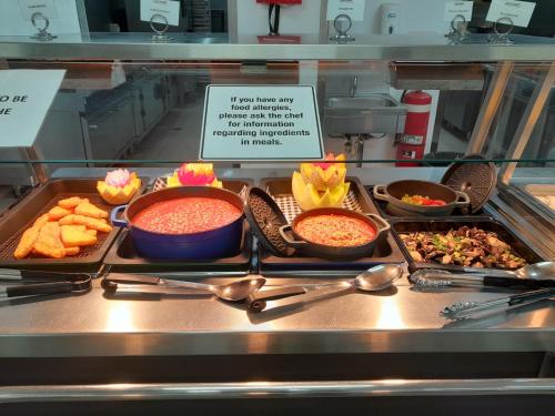 een buffetrestaurant met verschillende soorten eten bij Leichhardt Accommodation in Moranbah