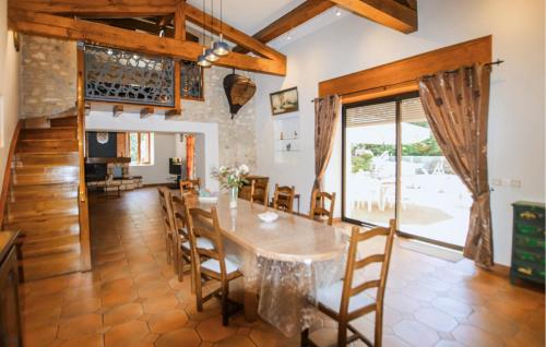 une salle à manger avec une table et des chaises dans l'établissement Beautiful Home In Saulce Sur Rhône, à Saulce-sur-Rhône