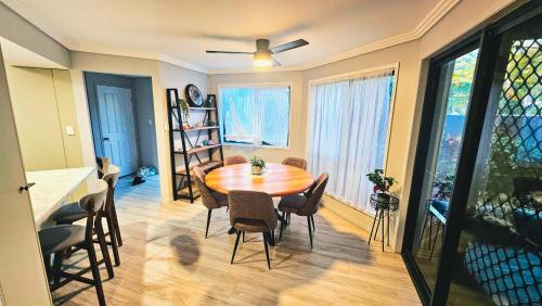 Un comedor con mesa y sillas en Hervey Bay Homestay in Urangan, en Urangan