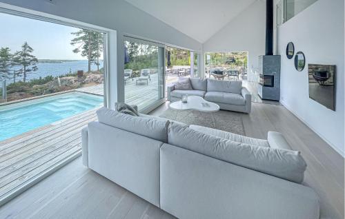 オーケシュバーリアにあるBeach Front Home In Åkersberga With Saunaのリビングルーム(ソファ、プール付)
