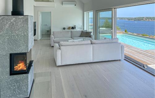 Beach Front Home In Åkersberga With Saunaの敷地内または近くにあるプール