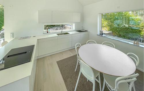 Beach Front Home In Åkersberga With Saunaにあるキッチンまたは簡易キッチン