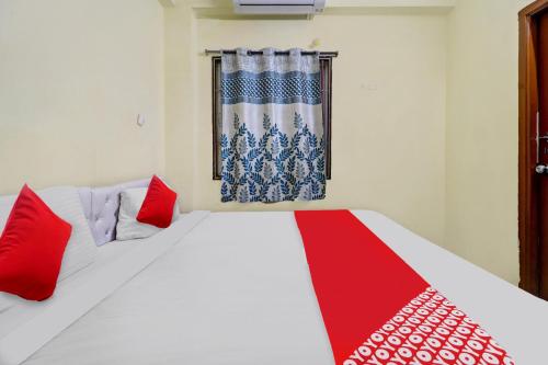 ハイデラバードにあるHotel O Ruby Grand Inn Nallagandlaの白いベッド(赤い枕付)