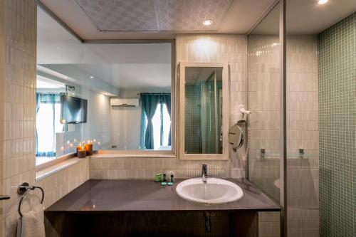 a bathroom with a sink and a mirror at Café de Rome in Dakar