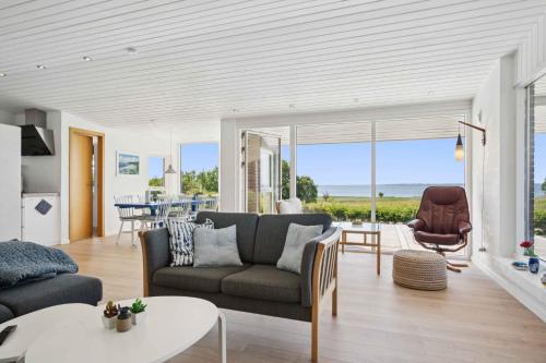 FarsøにあるHoliday Home With Stunning Viewのギャラリーの写真