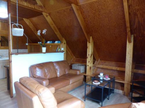 Ruang duduk di Chalet familial près de Vichy, terrasse, animaux acceptés - FR-1-489-274