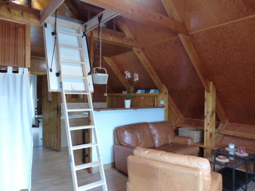 Ruang duduk di Chalet familial près de Vichy, terrasse, animaux acceptés - FR-1-489-274