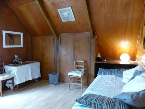 Katil atau katil-katil dalam bilik di Chalet familial près de Vichy, terrasse, animaux acceptés - FR-1-489-274