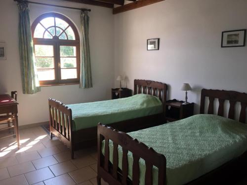 Katil atau katil-katil dalam bilik di Maison en Sologne avec jardin, pêche, équipements de loisirs, proche des châteaux et ZooParc de Beauval. - FR-1-491-362