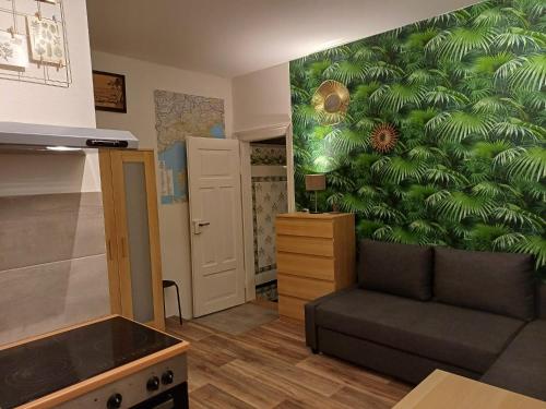 - un salon avec un canapé et un mur vert dans l'établissement Müller's 2 Apartment - Self Check In, à Zwickau