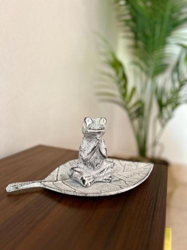 a silver frog on a leaf on a table at Tropical Oasis! 5BR Luxe Home in Dorado
