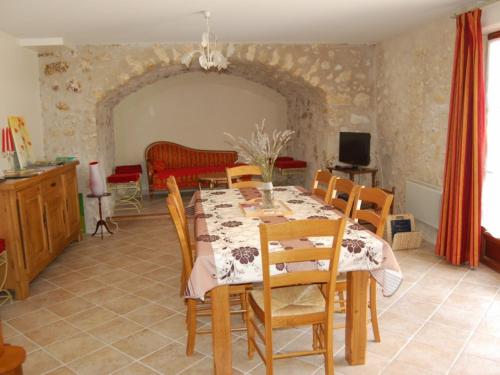 une salle à manger avec une table et des chaises dans l'établissement Maison vigneronne XIXe cœur Val de Loire, 3 chambres, jardin, proche châteaux Vallée des Rois - FR-1-381-82, à Cangey