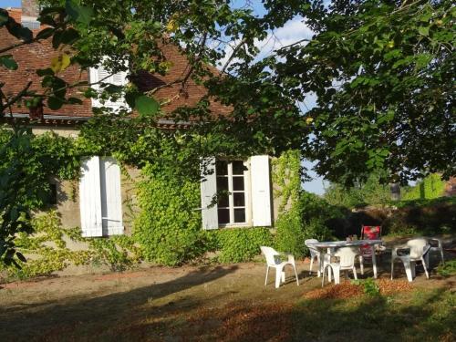 Grande demeure, jardin clos, clim, proche Moulins - gîte avec draps et ménage inclus - FR-1-489-126