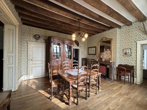 une salle à manger avec une table et des chaises en bois dans l'établissement Grande demeure, jardin clos, clim, proche Moulins - gîte avec draps et ménage inclus - FR-1-489-126, à Deux-Chaises