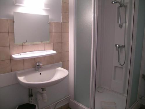 ein Badezimmer mit Waschbecken und Dusche in der Unterkunft Grand Gîte à La Chabanne - Jusqu'à 14 pers, Animaux admis, Parking, Wifi - FR-1-489-340 in La Chabanne