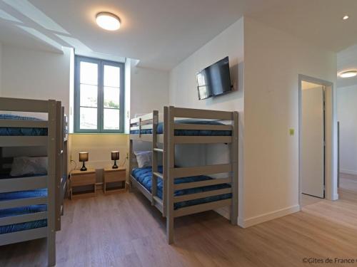 Postel nebo postele na pokoji v ubytování Gîte accessible au cœur de Lonlay-l'Abbaye, idéal pour randonnées - FR-1-497-234