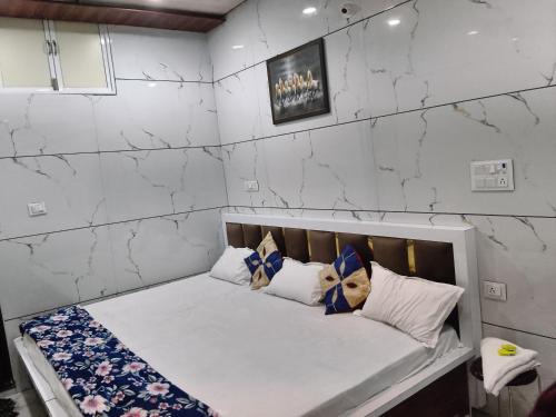 Ένα ή περισσότερα κρεβάτια σε δωμάτιο στο Hotel DIVYA DARSHAN