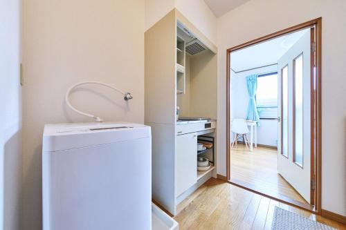 una lavanderia con lavatrice e specchio di KYOTO R01 - 10 sec walk-Ryoanji Station a Kyoto