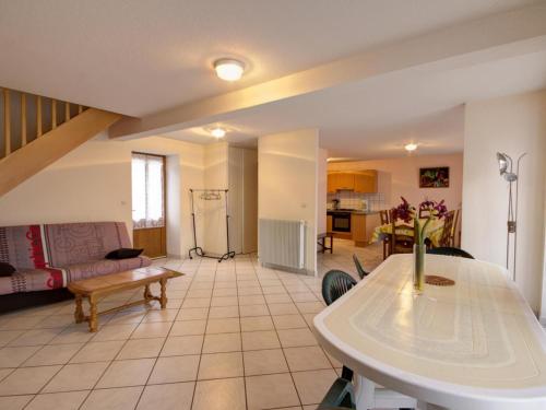 un salon avec un canapé et une table dans l'établissement Gîte 3 chambres avec jardin, toutes charges incluses, animaux acceptés, randonnée à proximité - FR-1-496-197, à La Chambonie