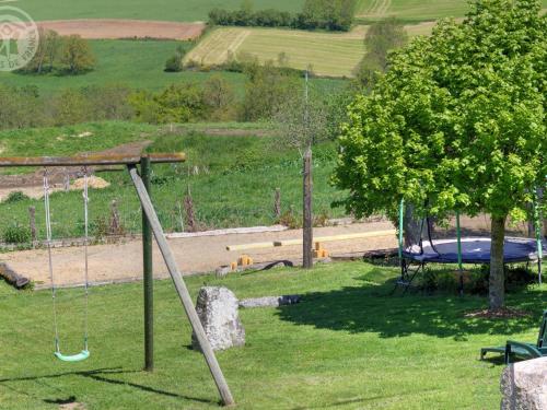 Κήπος έξω από το Gîte spacieux avec cheminée, proche forêt, VTT et randonnées, idéal pour familles et détente - FR-1-496-36