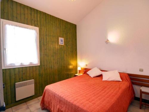 Ένα ή περισσότερα κρεβάτια σε δωμάτιο στο Chalet confortable avec cheminée et animaux admis à Usson-en-Forez - FR-1-496-163