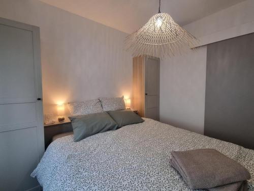Postel nebo postele na pokoji v ubytování Gîte cosy pour 2 à Montrond-les-Bains avec parking privatif - FR-1-496-342