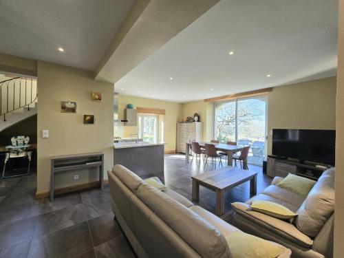 un salon avec un canapé et une table dans l'établissement Maison en pierre - 3 chambres, Wifi, Animaux acceptés, Parking - FR-1-616-118, à Monsac