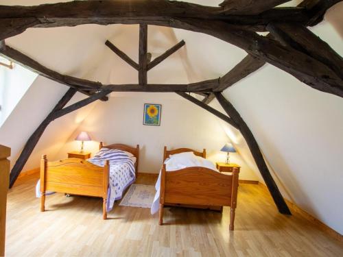 une chambre avec deux lits dans un grenier dans l'établissement Maison périgourdine avec piscine et jardin à Saint-Avit-Sénieur - FR-1-616-104, à Saint-Avit-Sénieur