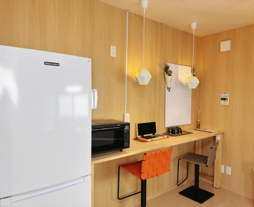 静舍JR难波站徒步8分Jr芦原桥徒步5分梅田心斋桥道顿堀黑门市场关西机场一站直达日式整栋一户建 في أوساكا: مطبخ مع كونتر مع ميكروويف ومكتب