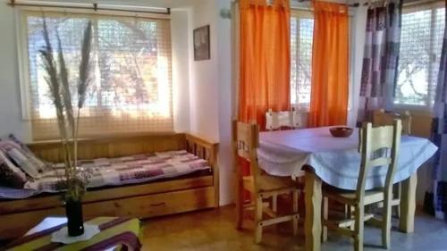 una camera con tavolo e letto e tavolo e sedie di Cabañas "El Arca" a Cortaderas